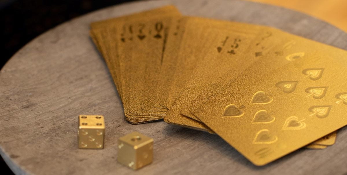 goldene Spielkarten und Würfel